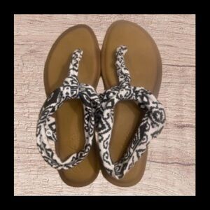 Skechers Luxe Foam Black & White Cloth Strappy Sandals Yoga Flats